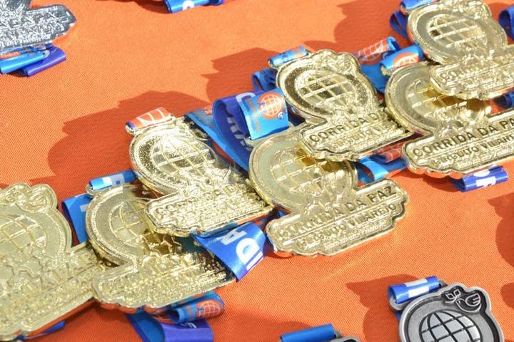 Finisher medals laid out before the race