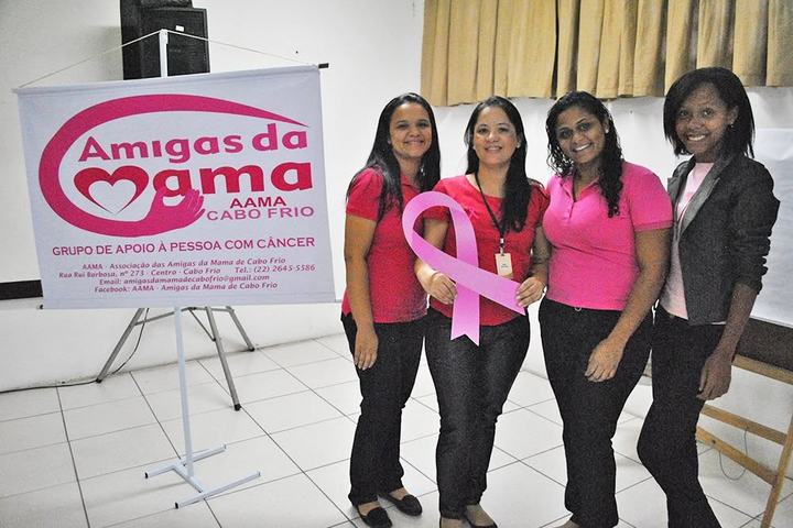 Educational session run with the Amigos da Mama association inside a store