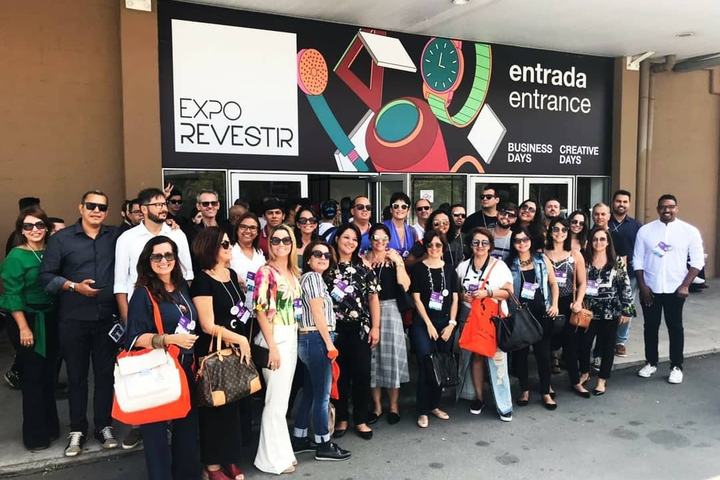 The Vilarejo group of specifiers at the Expo Revestir entrance in São Paulo