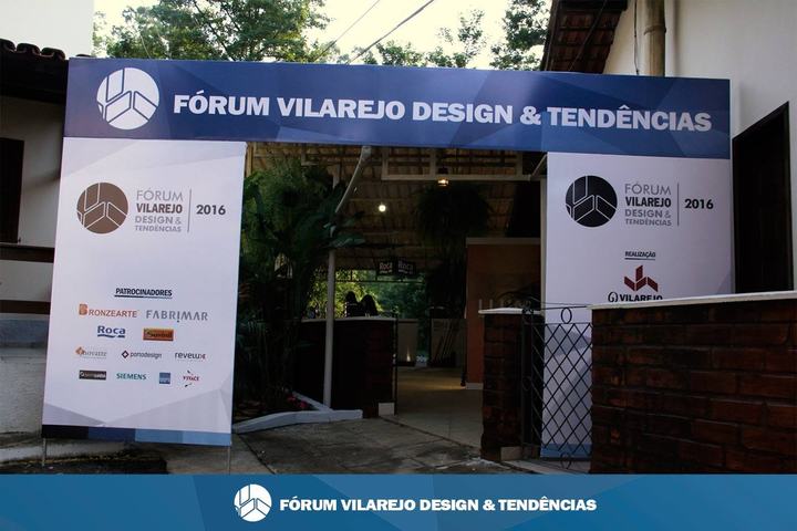Entrance arch for Fórum Vilarejo Design & Tendências, carrying the sponsoring brands