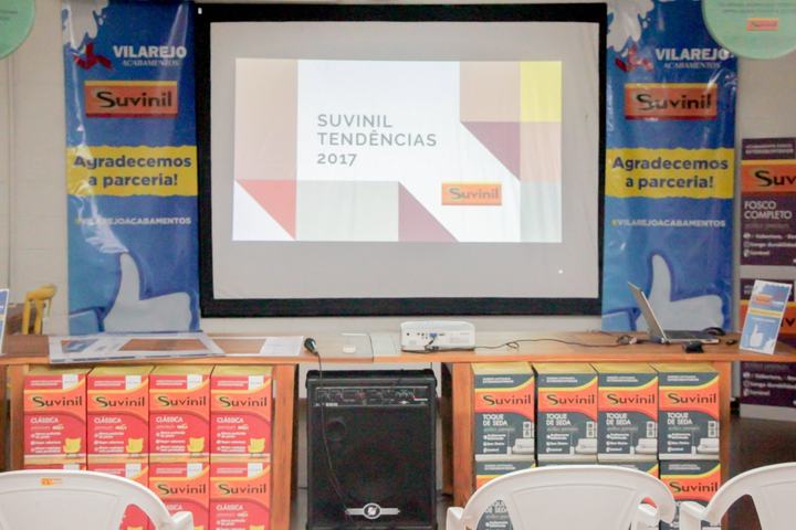Suvinil trends presentation running on screen inside the store