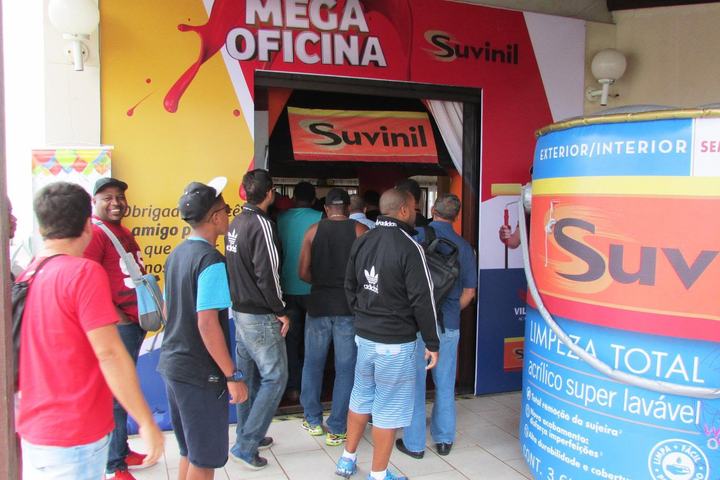 Painters queueing at the Suvinil product stand during the event